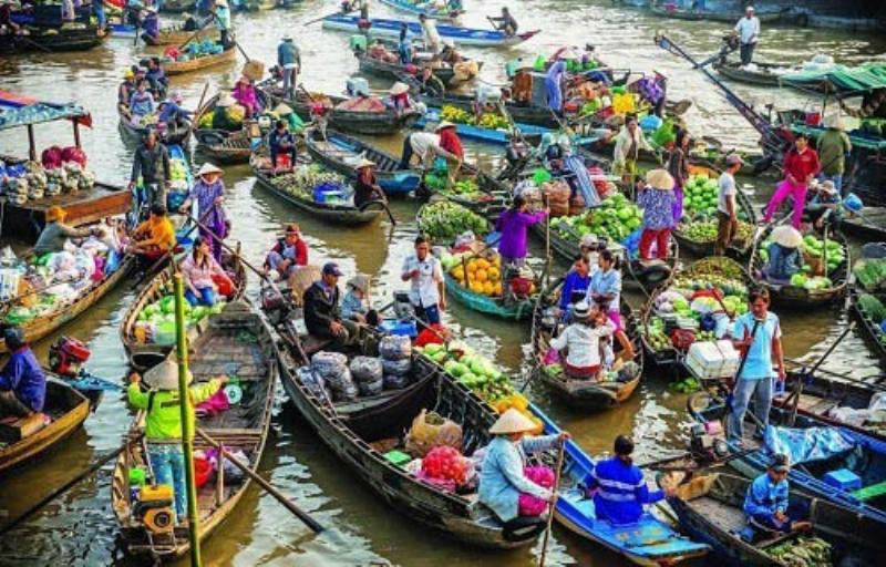 Hai hình ảnh ghép hoặc đặt cạnh nhau: một hình ảnh đặc trưng của chùa Linh Phong (ví dụ: chánh điện cổ kính) và một hình ảnh đặc trưng của một chùa khác ở Đà Lạt (ví dụ: chùa ve chai hoặc thiền viện trúc lâm) để minh họa sự khác biệt.